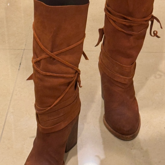 Free People Royal Rush Leather Wrap Boot 40

Barely worn.Unique stand-out style! - Picture 3 of 8